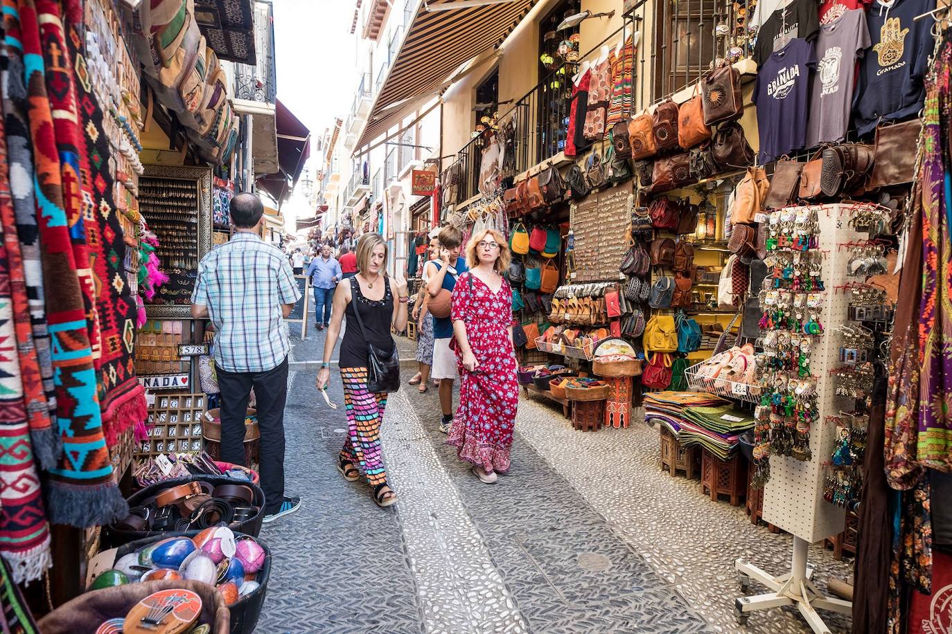A pesar de que existe un reglamento para no ocupar la vía, los comerciantes han ido ocupando el espacio en la calle por el que se creó dicha ordenanza