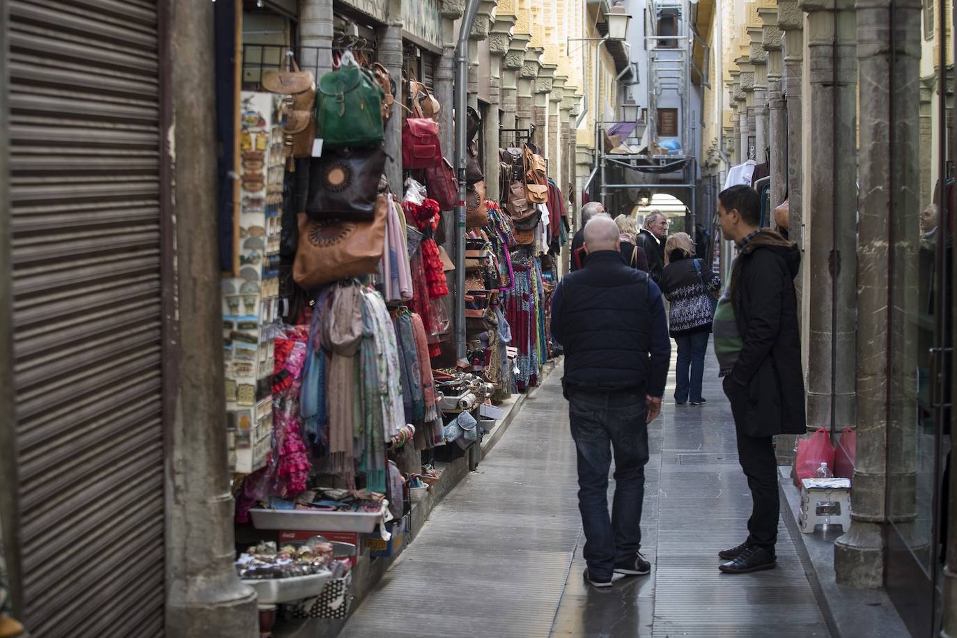 Tras la entrada en vigor de la ordenanza y unos cuantos meses después se respetó, pero la 'picaresca' de los comerciantes ha hecho que se recupere poco a poco la imagen anterior