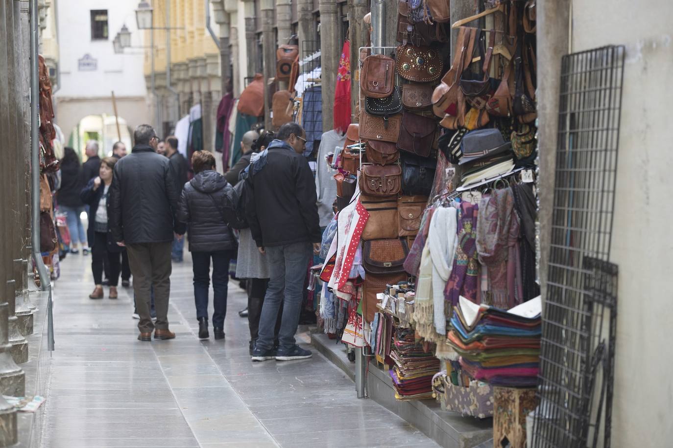Tras la entrada en vigor de la ordenanza y unos cuantos meses después se respetó, pero la 'picaresca' de los comerciantes ha hecho que se recupere poco a poco la imagen anterior