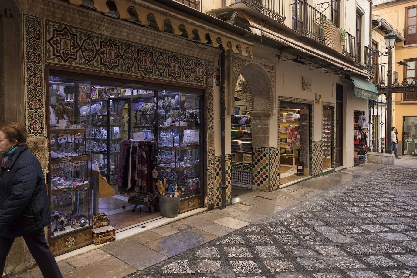 Tras la entrada en vigor de la ordenanza y unos cuantos meses después se respetó, pero la 'picaresca' de los comerciantes ha hecho que se recupere poco a poco la imagen anterior