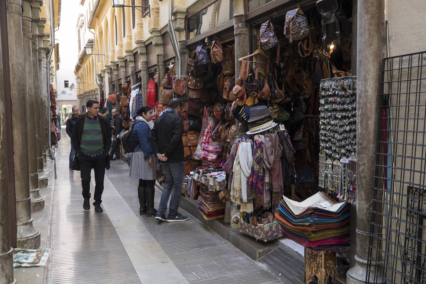 Tras la entrada en vigor de la ordenanza y unos cuantos meses después se respetó, pero la 'picaresca' de los comerciantes ha hecho que se recupere poco a poco la imagen anterior
