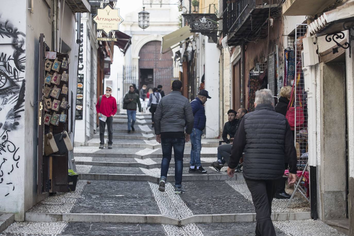 Tras la entrada en vigor de la ordenanza y unos cuantos meses después se respetó, pero la 'picaresca' de los comerciantes ha hecho que se recupere poco a poco la imagen anterior