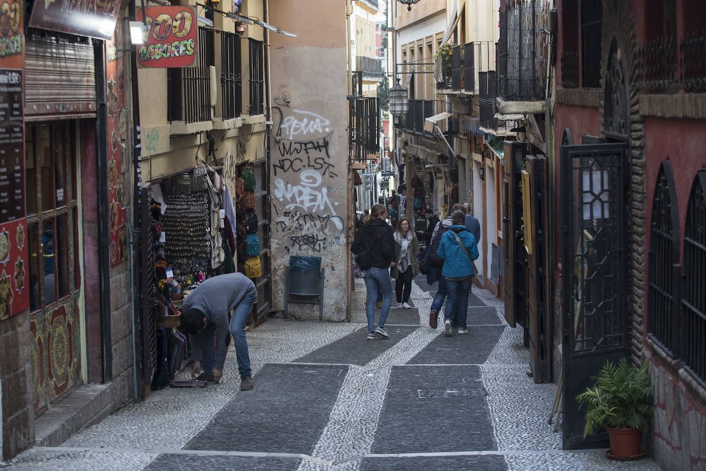 Tras la entrada en vigor de la ordenanza y unos cuantos meses después se respetó, pero la 'picaresca' de los comerciantes ha hecho que se recupere poco a poco la imagen anterior