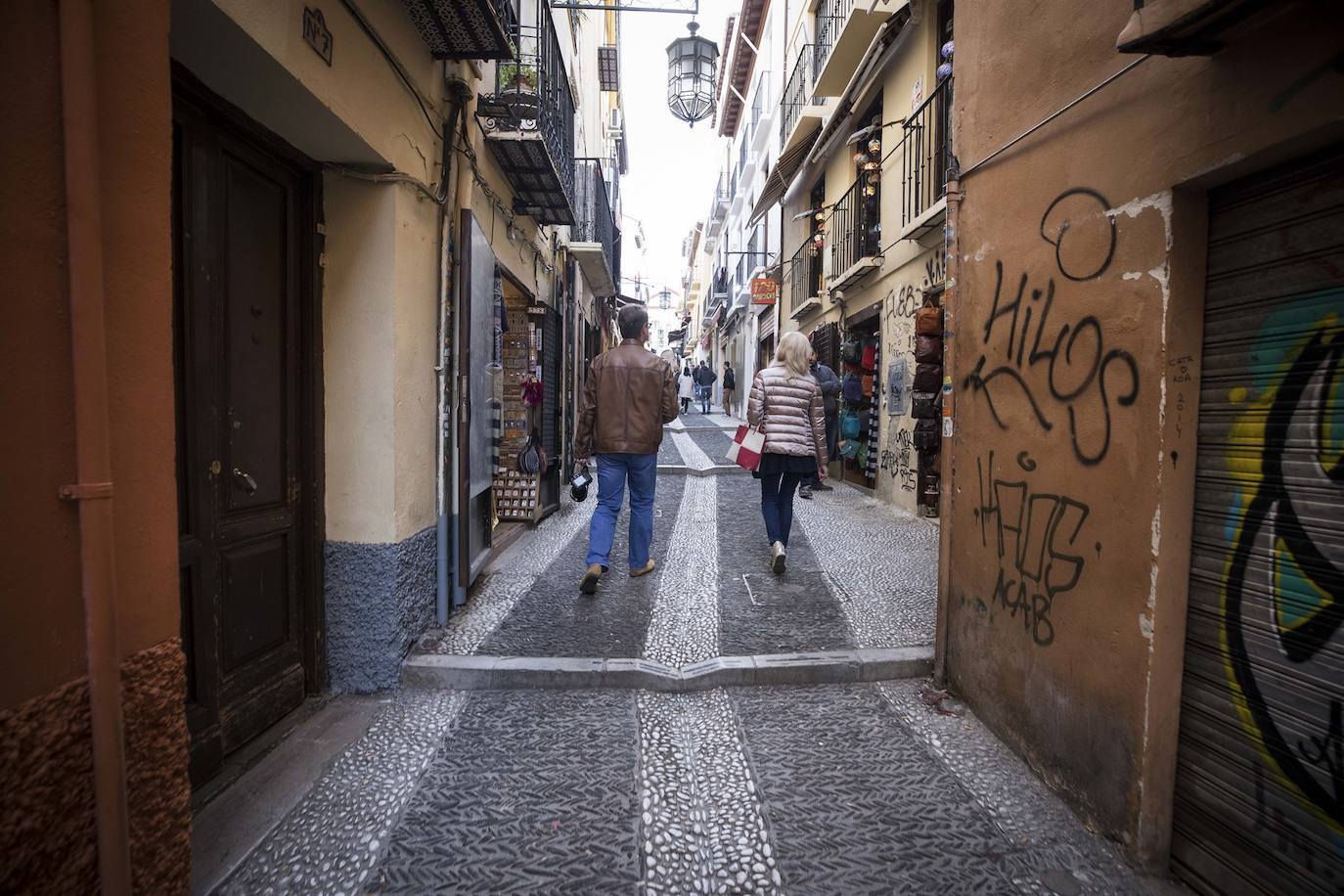 Tras la entrada en vigor de la ordenanza y unos cuantos meses después se respetó, pero la 'picaresca' de los comerciantes ha hecho que se recupere poco a poco la imagen anterior