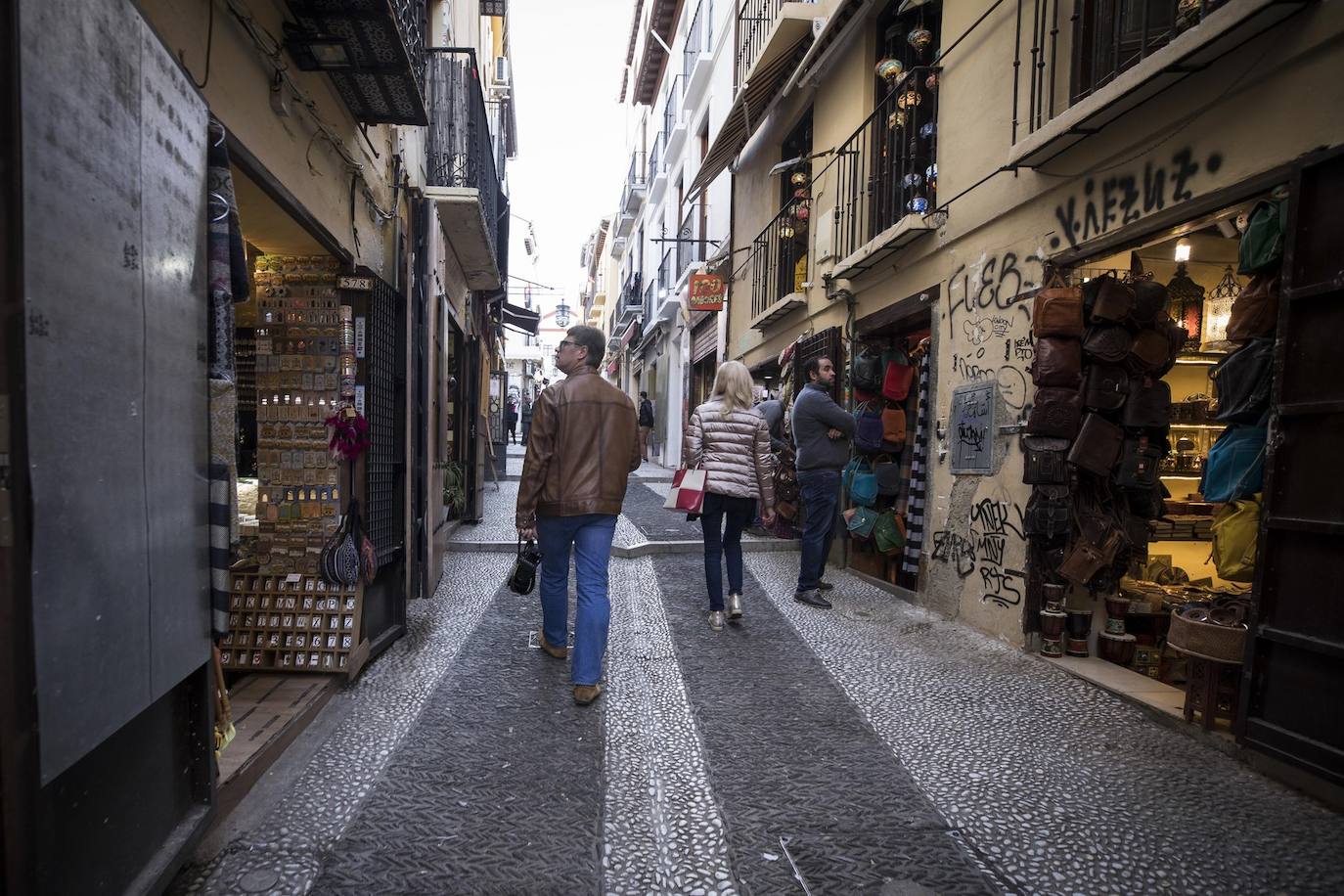 Tras la entrada en vigor de la ordenanza y unos cuantos meses después se respetó, pero la 'picaresca' de los comerciantes ha hecho que se recupere poco a poco la imagen anterior