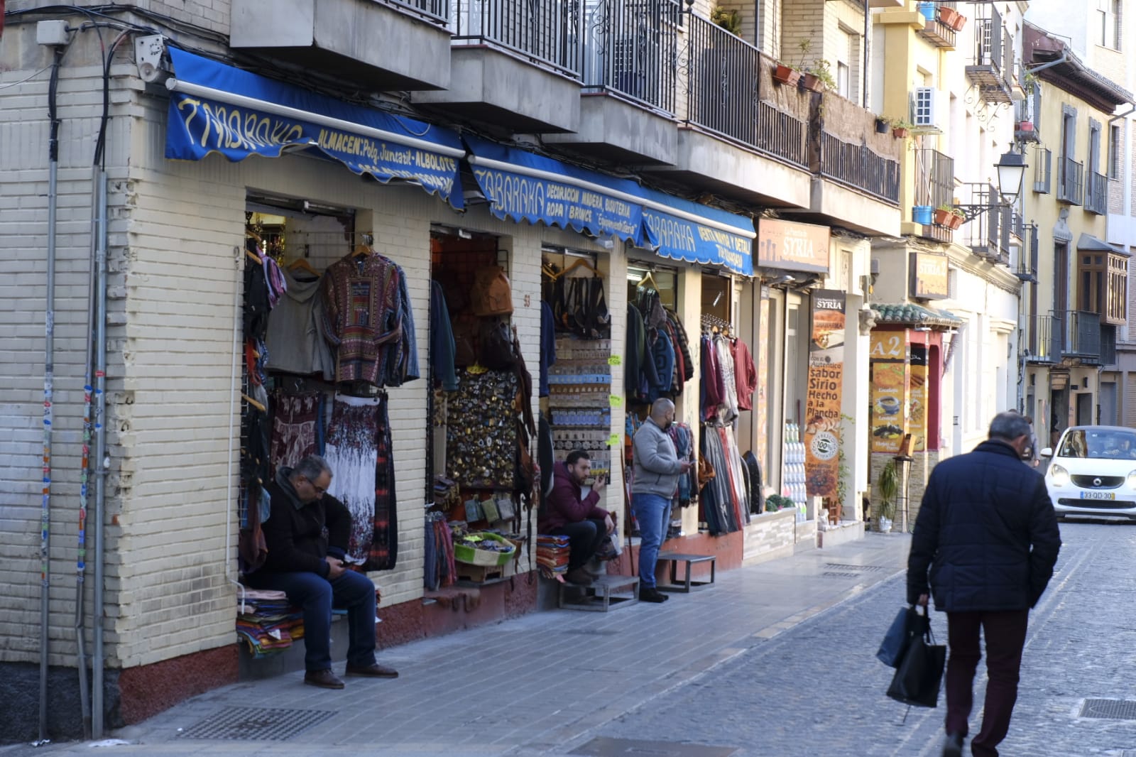 Tras la entrada en vigor de la ordenanza y unos cuantos meses después se respetó, pero la 'picaresca' de los comerciantes ha hecho que se recupere poco a poco la imagen anterior