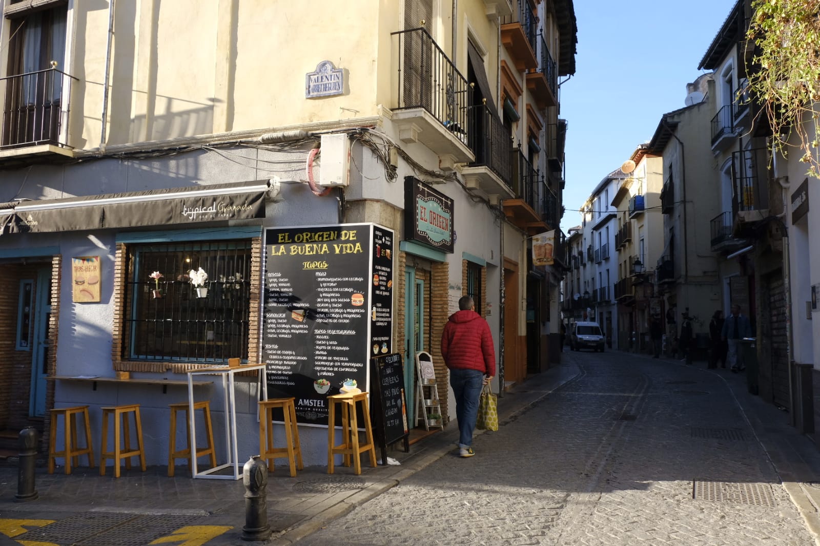 Tras la entrada en vigor de la ordenanza y unos cuantos meses después se respetó, pero la 'picaresca' de los comerciantes ha hecho que se recupere poco a poco la imagen anterior