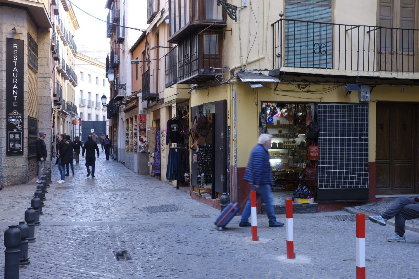 Tras la entrada en vigor de la ordenanza y unos cuantos meses después se respetó, pero la 'picaresca' de los comerciantes ha hecho que se recupere poco a poco la imagen anterior
