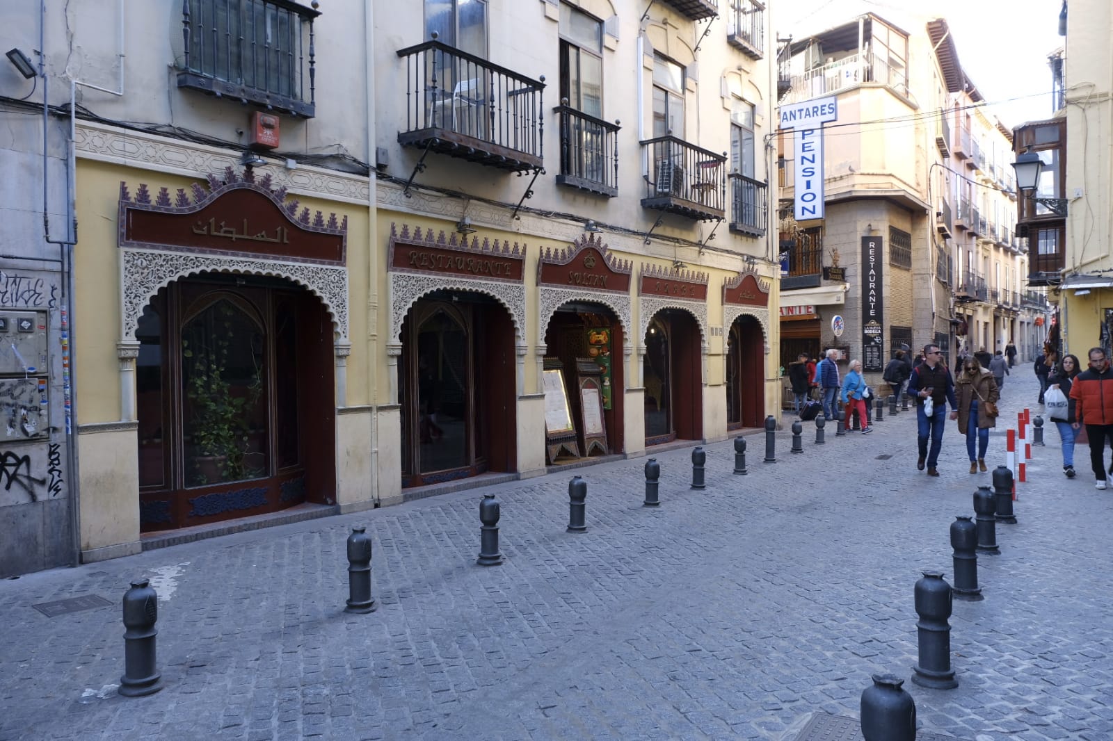 Tras la entrada en vigor de la ordenanza y unos cuantos meses después se respetó, pero la 'picaresca' de los comerciantes ha hecho que se recupere poco a poco la imagen anterior