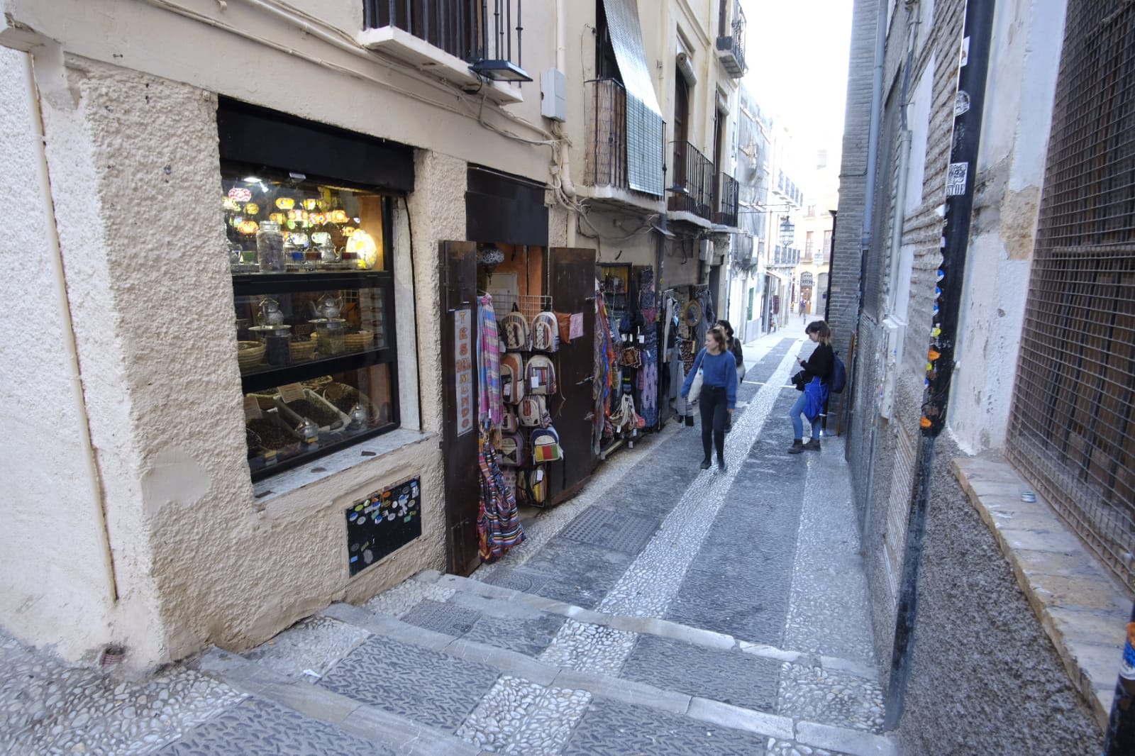 Tras la entrada en vigor de la ordenanza y unos cuantos meses después se respetó, pero la 'picaresca' de los comerciantes ha hecho que se recupere poco a poco la imagen anterior