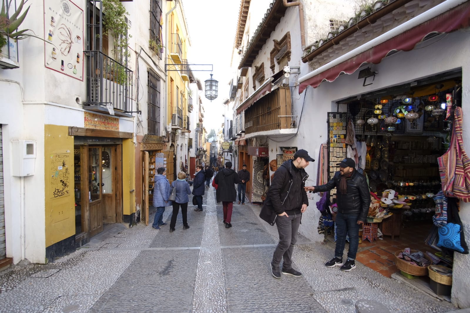 Tras la entrada en vigor de la ordenanza y unos cuantos meses después se respetó, pero la 'picaresca' de los comerciantes ha hecho que se recupere poco a poco la imagen anterior