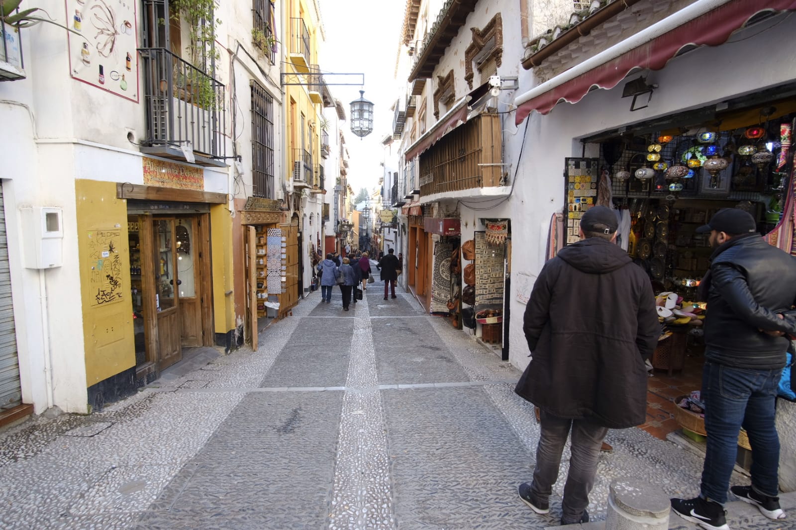 Tras la entrada en vigor de la ordenanza y unos cuantos meses después se respetó, pero la 'picaresca' de los comerciantes ha hecho que se recupere poco a poco la imagen anterior