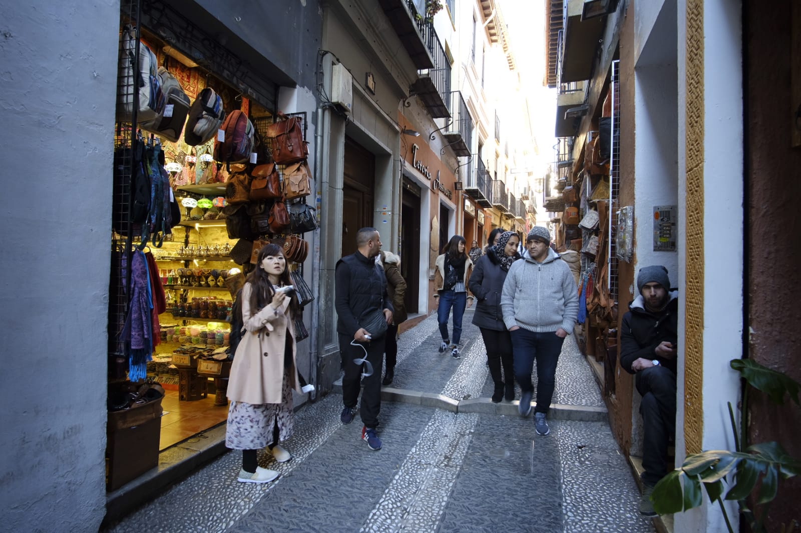 Tras la entrada en vigor de la ordenanza y unos cuantos meses después se respetó, pero la 'picaresca' de los comerciantes ha hecho que se recupere poco a poco la imagen anterior