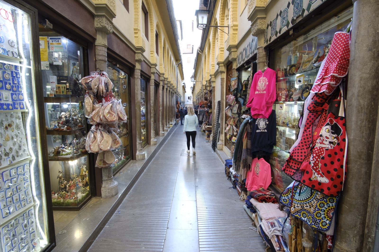 Tras la entrada en vigor de la ordenanza y unos cuantos meses después se respetó, pero la 'picaresca' de los comerciantes ha hecho que se recupere poco a poco la imagen anterior