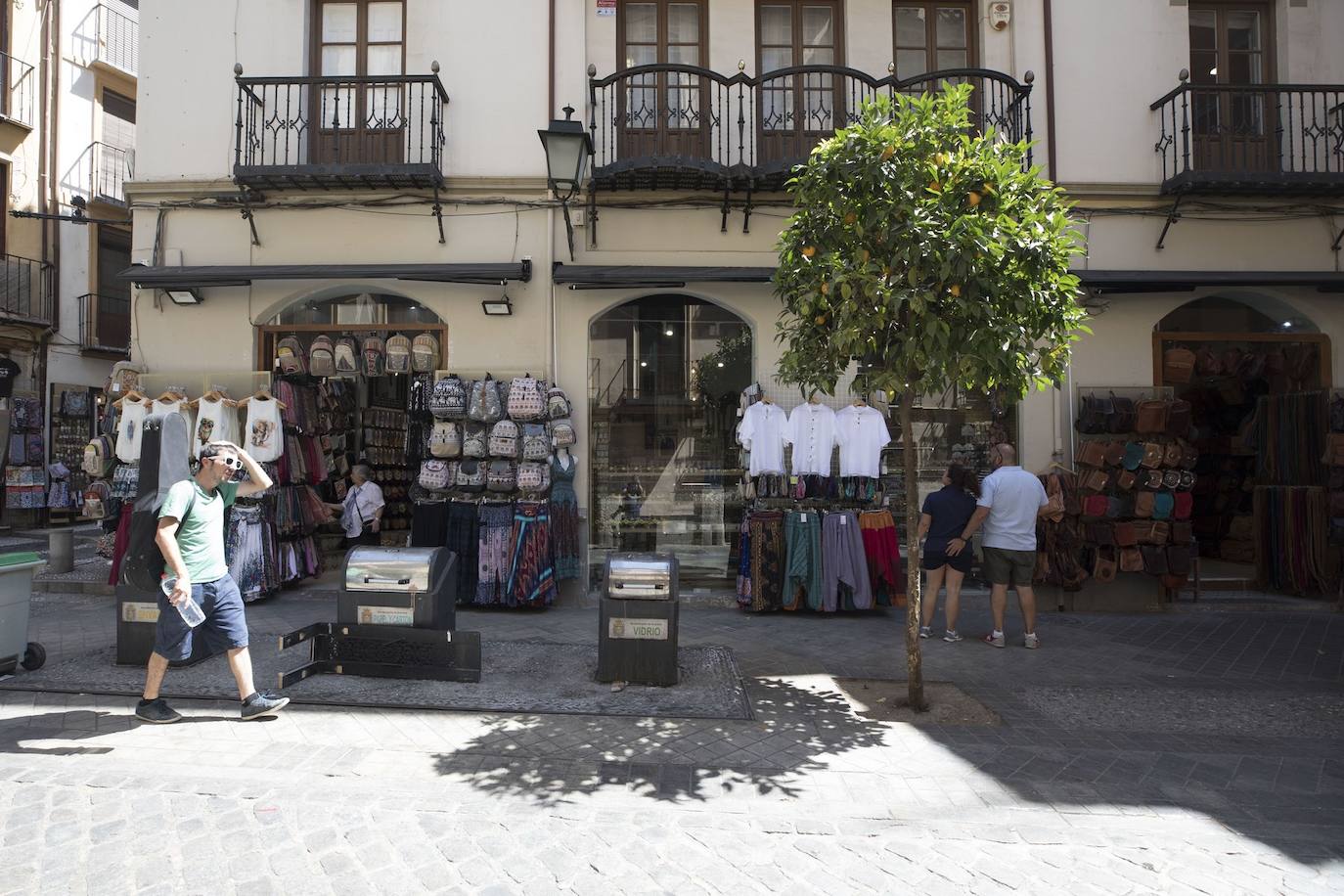 A pesar de que existe un reglamento para no ocupar la vía, los comerciantes han ido ocupando el espacio en la calle por el que se creó dicha ordenanza