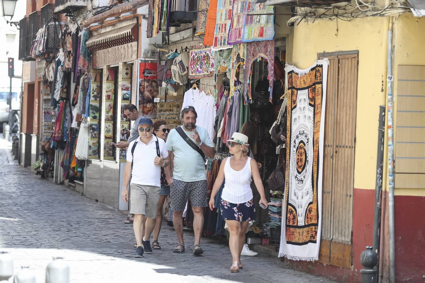 A pesar de que existe un reglamento para no ocupar la vía, los comerciantes han ido ocupando el espacio en la calle por el que se creó dicha ordenanza