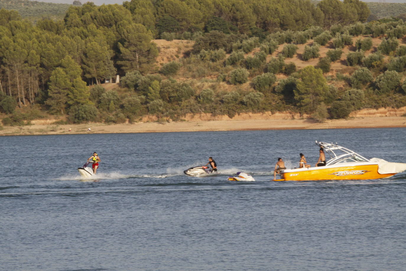 Pantano de Cubillas: en las aguas de este pantano situado a escasos kilómetros de la capital, se permite el baño y también se puede disfrutar de actividades como piragua y 'paddle-surf'.
