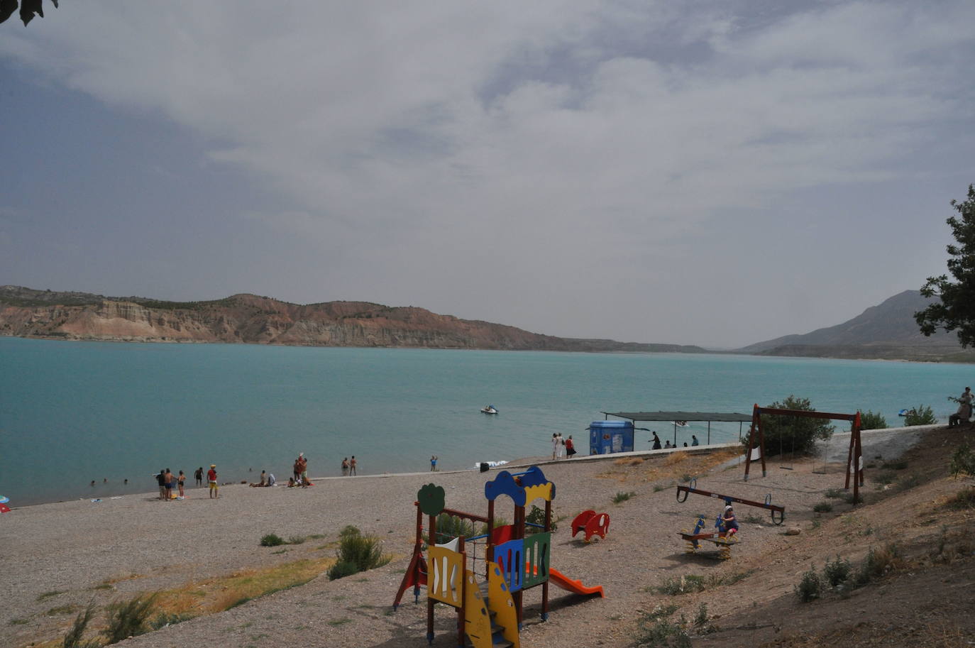 Embalse del Negratín: dispone de áreas recreativas y varias playas, algunas de ellas nudistas. 