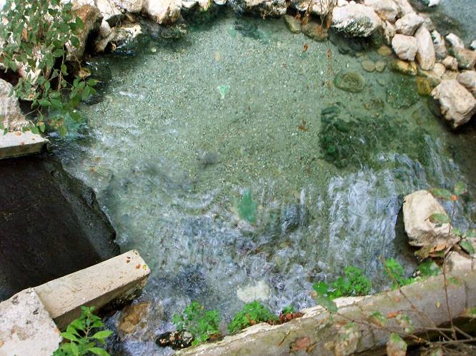 Termas de Alhama de Granada: están situadas en un entorno completamente natural y permiten un baño terapéutico a 47 grados de temperatura de forma totalmente gratuita.