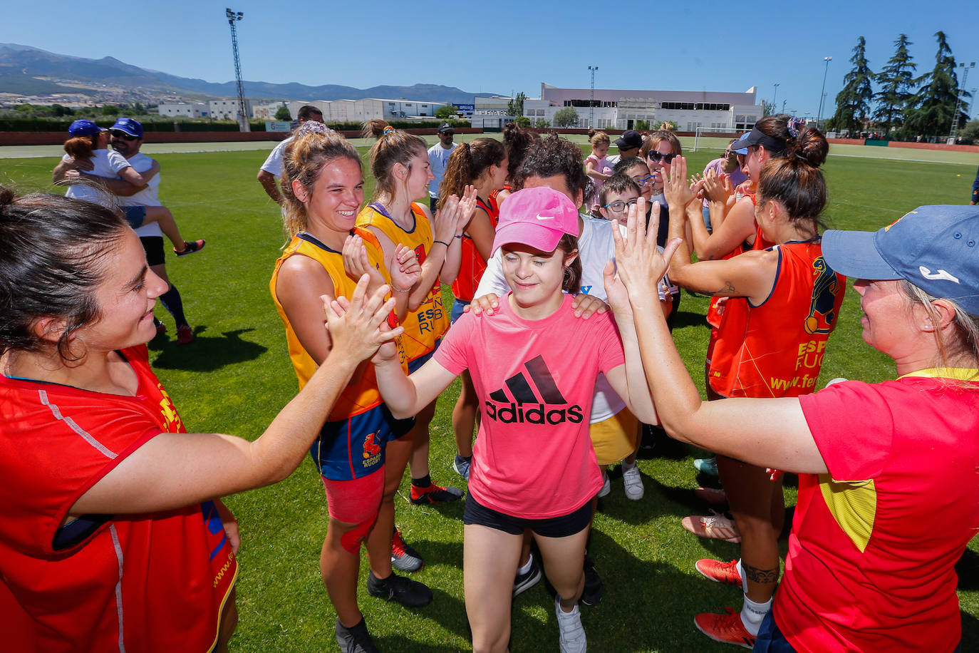En junio, la selección española femenina de rugby siete aprovechó su entrenamiento enGranada para visitar la escuela.