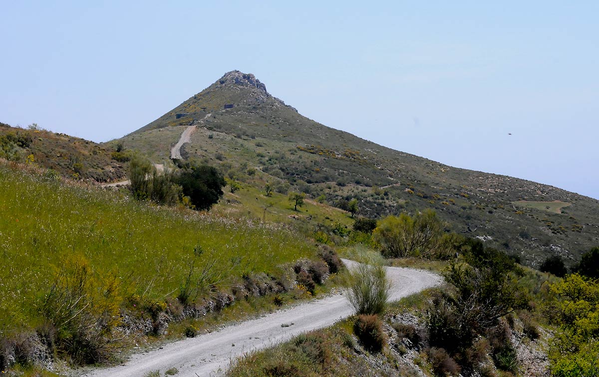 El pico del Águila se alza desde los acantilados de la Rijana para convertirse en el techo del litoral de Granada. Es la más alta atalaya costera, un picacho utilizado como refugio desde el neolítico, donde sobreviven especies únicas