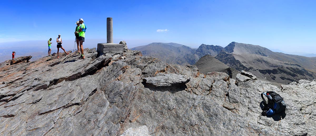 Coronar el Veleta es viajar al corazón de Sierra Nevada y entender el pulso de una montaña viva, es el segundo pico más alto de la sierra y el que marca la imagen más conocida del macizo nevadense, su cima es el gran mirador del sur de Europa