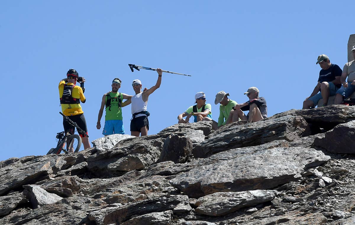 Coronar el Veleta es viajar al corazón de Sierra Nevada y entender el pulso de una montaña viva, es el segundo pico más alto de la sierra y el que marca la imagen más conocida del macizo nevadense, su cima es el gran mirador del sur de Europa