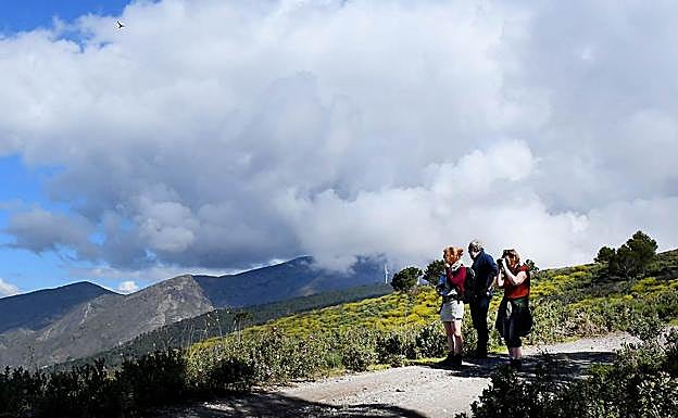 Imagen principal - La sierra de Lújar retiene las nubes que entran desde el mar | Cortijo Alcántara | la costa tropical oriental desde el Conjuro 