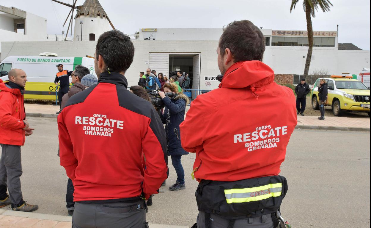 Atrapado tras caerle un muro encima en Granada: rescatan a un herido en el Paseo del Salón