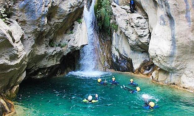 Senderimos en Granada | Río Verde: una refrescante ruta con pozas de aguas cristalinas y árboles petrificados