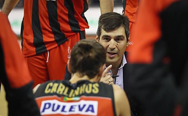 Pablo Pin da instrucciones a Carlos de Cobos en un tiempo muerto 