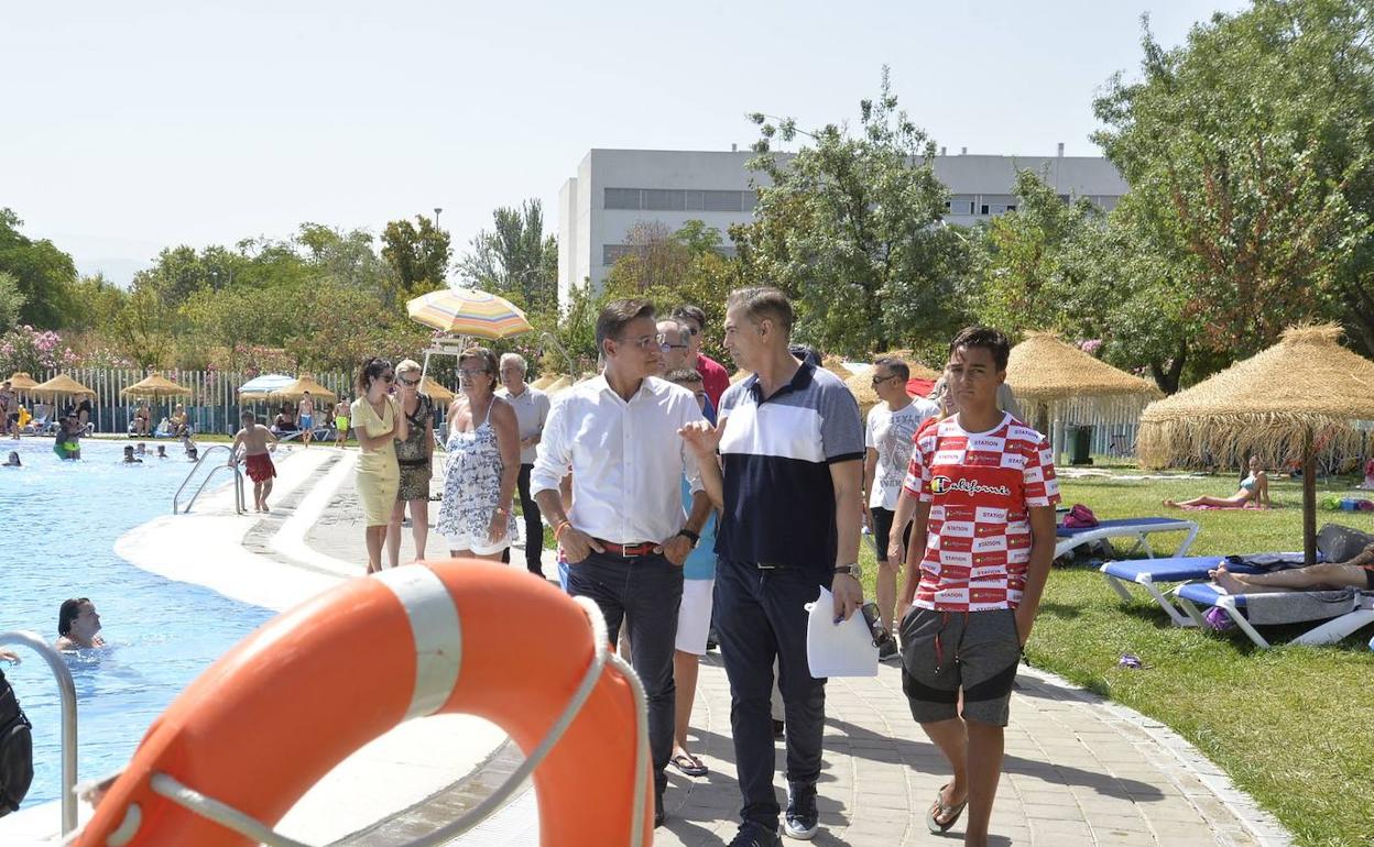 Luis Salvador pasea por la piscina. 