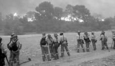 Agentes del Infoca en el gran incendio de Quesada con el fuego al fondo, en 2015. 