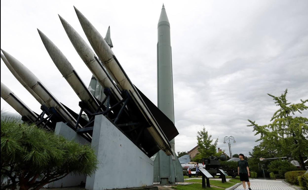 Un surcoreano contempla un misil balístico táctico Scud-B norcoreano que se expone en el Museo Conmemorativo de la Guerra de Corea.
