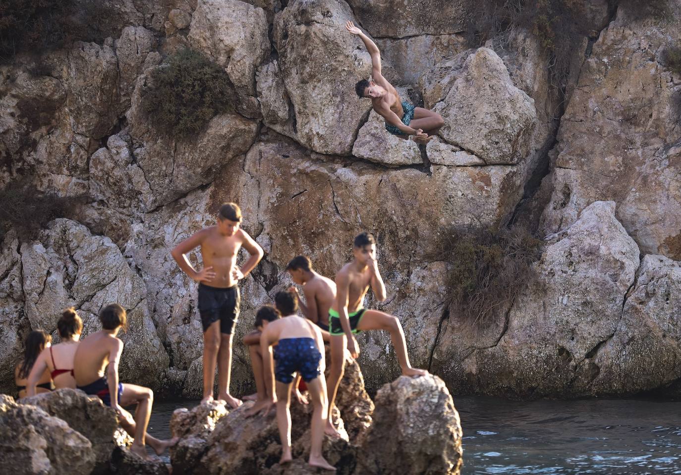 El Peñón de Salobreña se convierte cada verano en un trampolín natural desde el que los bañistas rivalizan en audacia con saltos no exentos de peligro