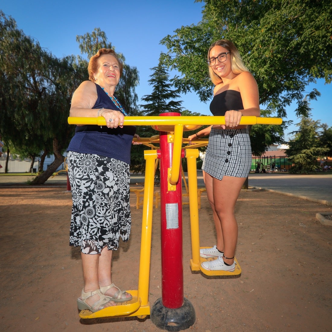 Dos mujeres a generaciones de distancia juegan y se ejercitan juntas en un parque municipal de Vegas del Genil.