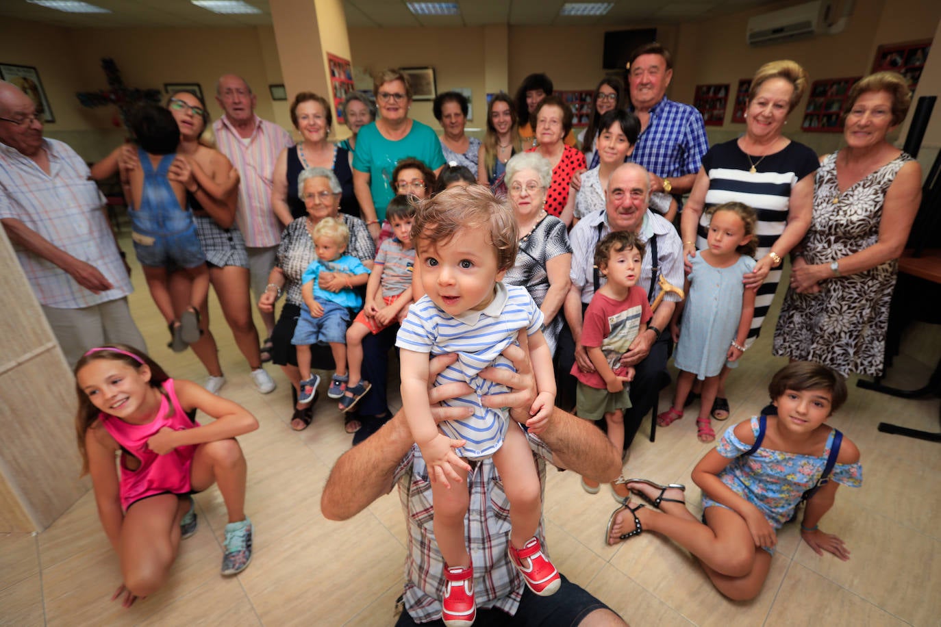 Un grupo de vecinos de Vegas del Genil que representan tres generaciones distintas posa para IDEAL. 