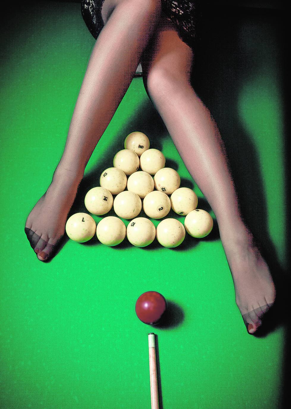 Una mujer sobre un fiondo verde de un billar. 