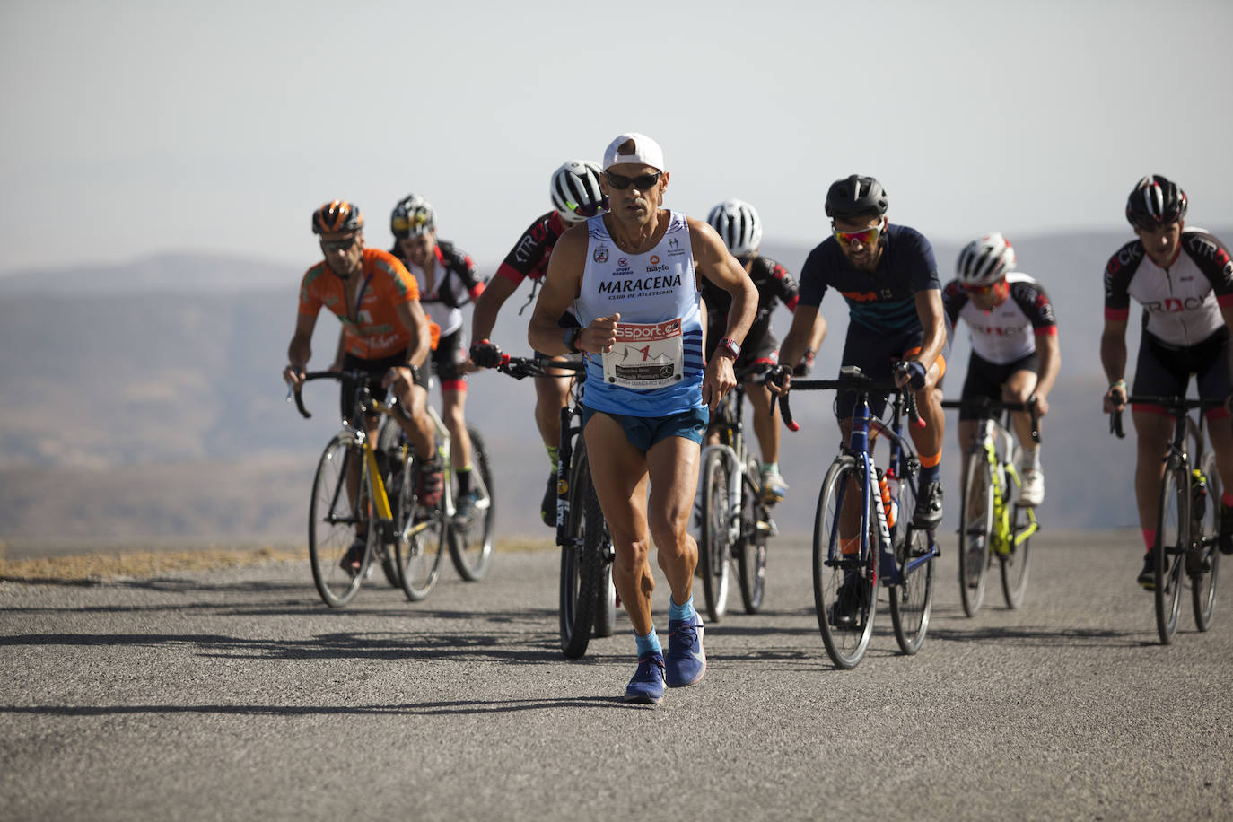 Cerca de un millar de corredores han participado hoy en una prueba que ha estado marcada por el fuerte viento en cotas altas. Juan Fernández se ha sacado la espina de 2018, cuando fue segundo, mientras que la hispano ecuatoriana Janine Lima se ha llevado su tercera victoria en el Veleta