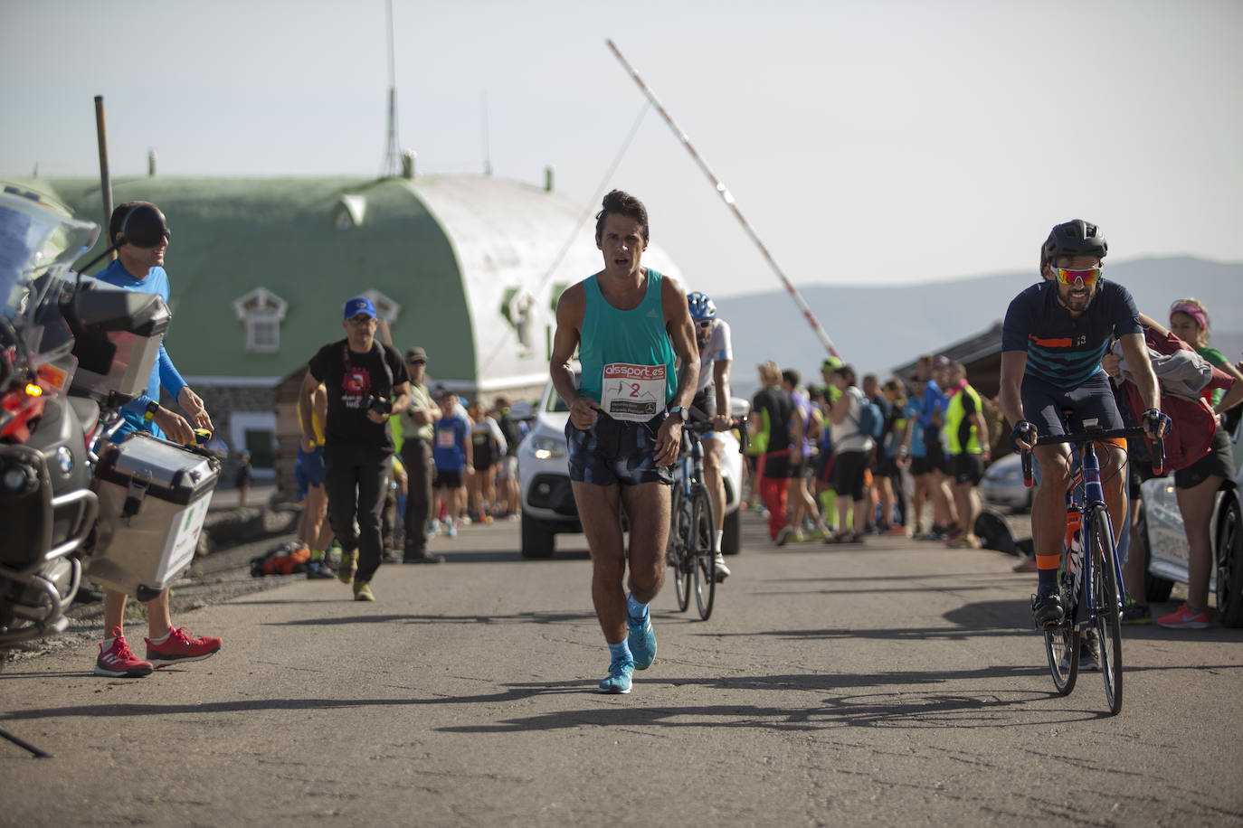 Cerca de un millar de corredores han participado hoy en una prueba que ha estado marcada por el fuerte viento en cotas altas. Juan Fernández se ha sacado la espina de 2018, cuando fue segundo, mientras que la hispano ecuatoriana Janine Lima se ha llevado su tercera victoria en el Veleta