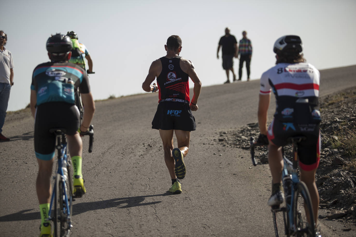 Cerca de un millar de corredores han participado hoy en una prueba que ha estado marcada por el fuerte viento en cotas altas. Juan Fernández se ha sacado la espina de 2018, cuando fue segundo, mientras que la hispano ecuatoriana Janine Lima se ha llevado su tercera victoria en el Veleta