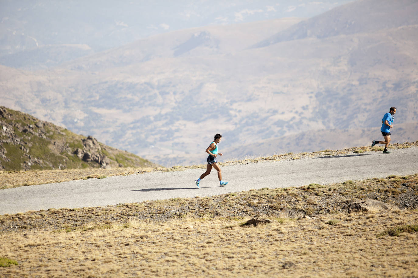 Cerca de un millar de corredores han participado hoy en una prueba que ha estado marcada por el fuerte viento en cotas altas. Juan Fernández se ha sacado la espina de 2018, cuando fue segundo, mientras que la hispano ecuatoriana Janine Lima se ha llevado su tercera victoria en el Veleta