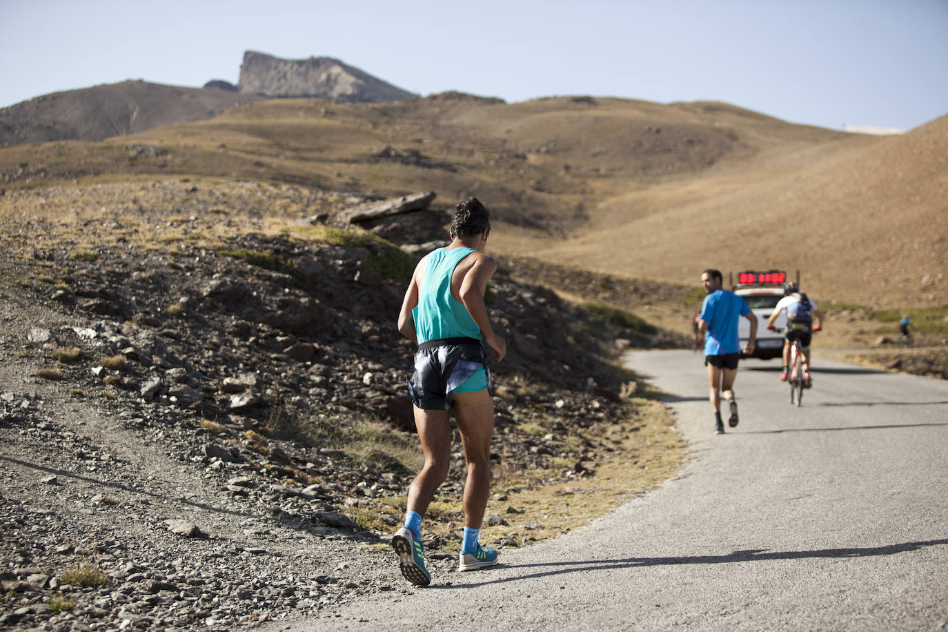 Cerca de un millar de corredores han participado hoy en una prueba que ha estado marcada por el fuerte viento en cotas altas. Juan Fernández se ha sacado la espina de 2018, cuando fue segundo, mientras que la hispano ecuatoriana Janine Lima se ha llevado su tercera victoria en el Veleta