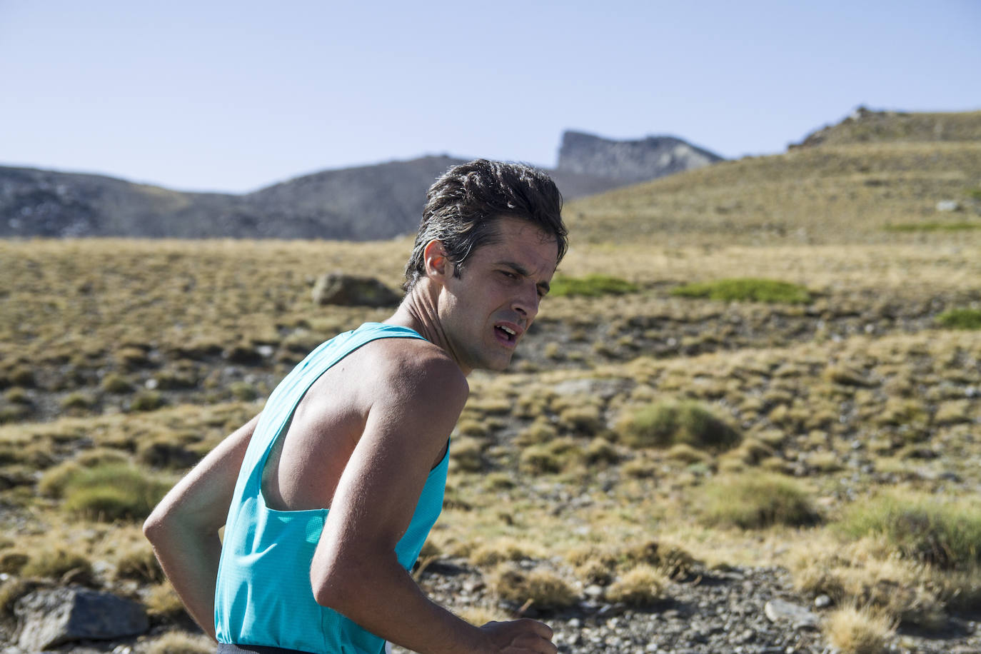 Cerca de un millar de corredores han participado hoy en una prueba que ha estado marcada por el fuerte viento en cotas altas. Juan Fernández se ha sacado la espina de 2018, cuando fue segundo, mientras que la hispano ecuatoriana Janine Lima se ha llevado su tercera victoria en el Veleta