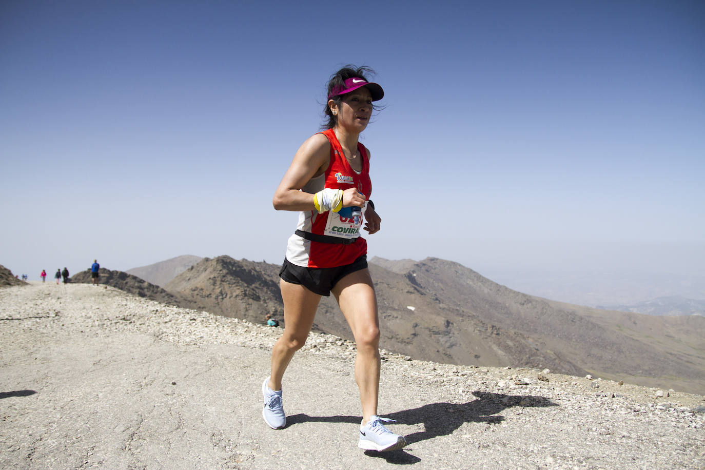 Cerca de un millar de corredores han participado hoy en una prueba que ha estado marcada por el fuerte viento en cotas altas. Juan Fernández se ha sacado la espina de 2018, cuando fue segundo, mientras que la hispano ecuatoriana Janine Lima se ha llevado su tercera victoria en el Veleta
