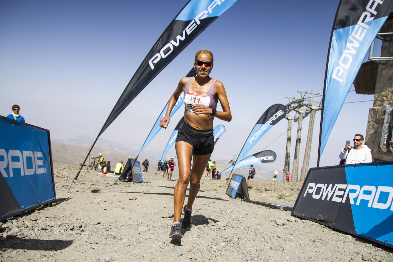 Cerca de un millar de corredores han participado hoy en una prueba que ha estado marcada por el fuerte viento en cotas altas. Juan Fernández se ha sacado la espina de 2018, cuando fue segundo, mientras que la hispano ecuatoriana Janine Lima se ha llevado su tercera victoria en el Veleta