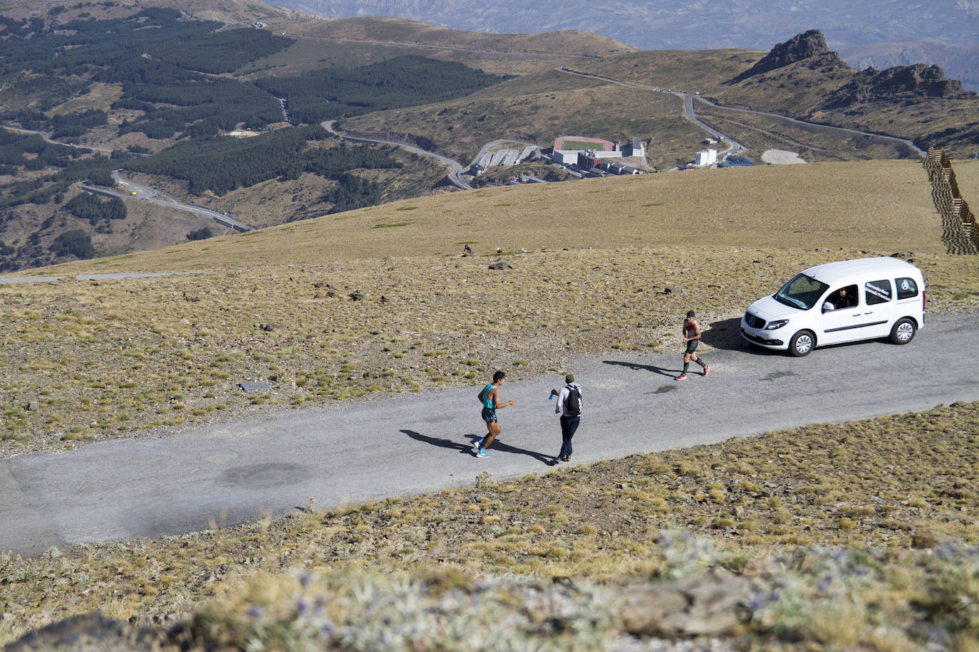 Cerca de un millar de corredores han participado hoy en una prueba que ha estado marcada por el fuerte viento en cotas altas. Juan Fernández se ha sacado la espina de 2018, cuando fue segundo, mientras que la hispano ecuatoriana Janine Lima se ha llevado su tercera victoria en el Veleta