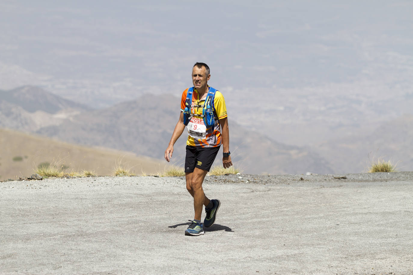 Cerca de un millar de corredores han participado hoy en una prueba que ha estado marcada por el fuerte viento en cotas altas. Juan Fernández se ha sacado la espina de 2018, cuando fue segundo, mientras que la hispano ecuatoriana Janine Lima se ha llevado su tercera victoria en el Veleta
