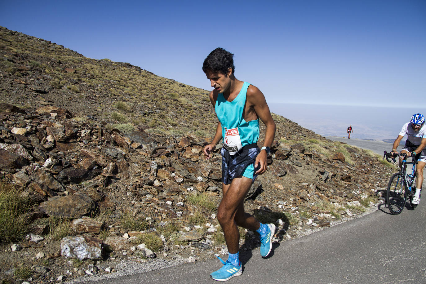 Cerca de un millar de corredores han participado hoy en una prueba que ha estado marcada por el fuerte viento en cotas altas. Juan Fernández se ha sacado la espina de 2018, cuando fue segundo, mientras que la hispano ecuatoriana Janine Lima se ha llevado su tercera victoria en el Veleta