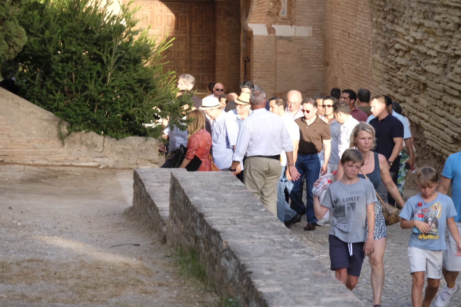 Mansour bin Zayed Al-Nahyan ha pasado por el Parador de Granada antes de realizar su visita guiada por el monumento nazarí